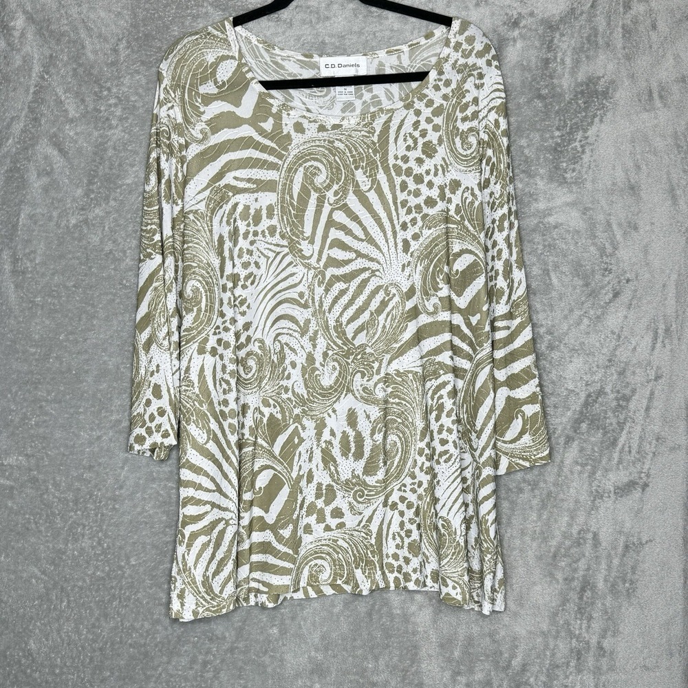 CD Daniels 1X Top Shirt Green Animal Print 3/4 Sleeve Scoop Neck Stretch Texture